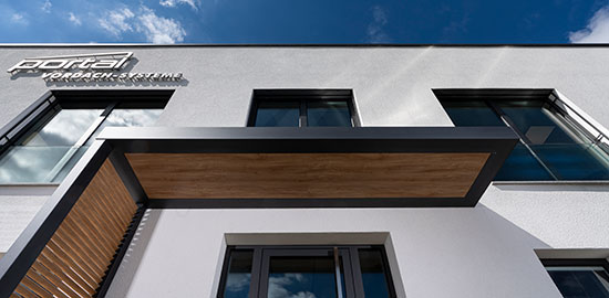 portal Vordach mit Holzdekor