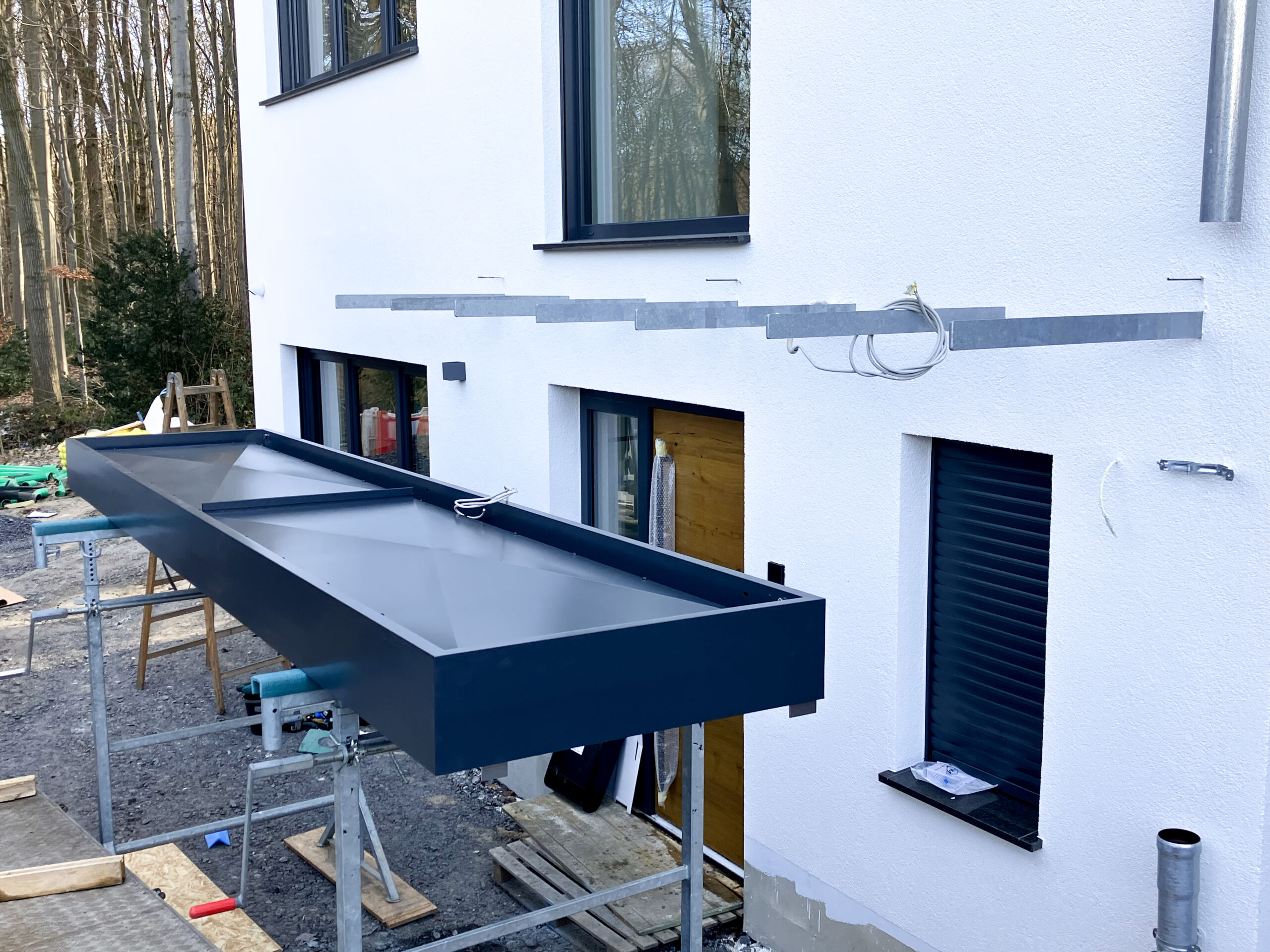 4Platin auf Tragwerk – Vordachansicht von oben – beschichtete Haube