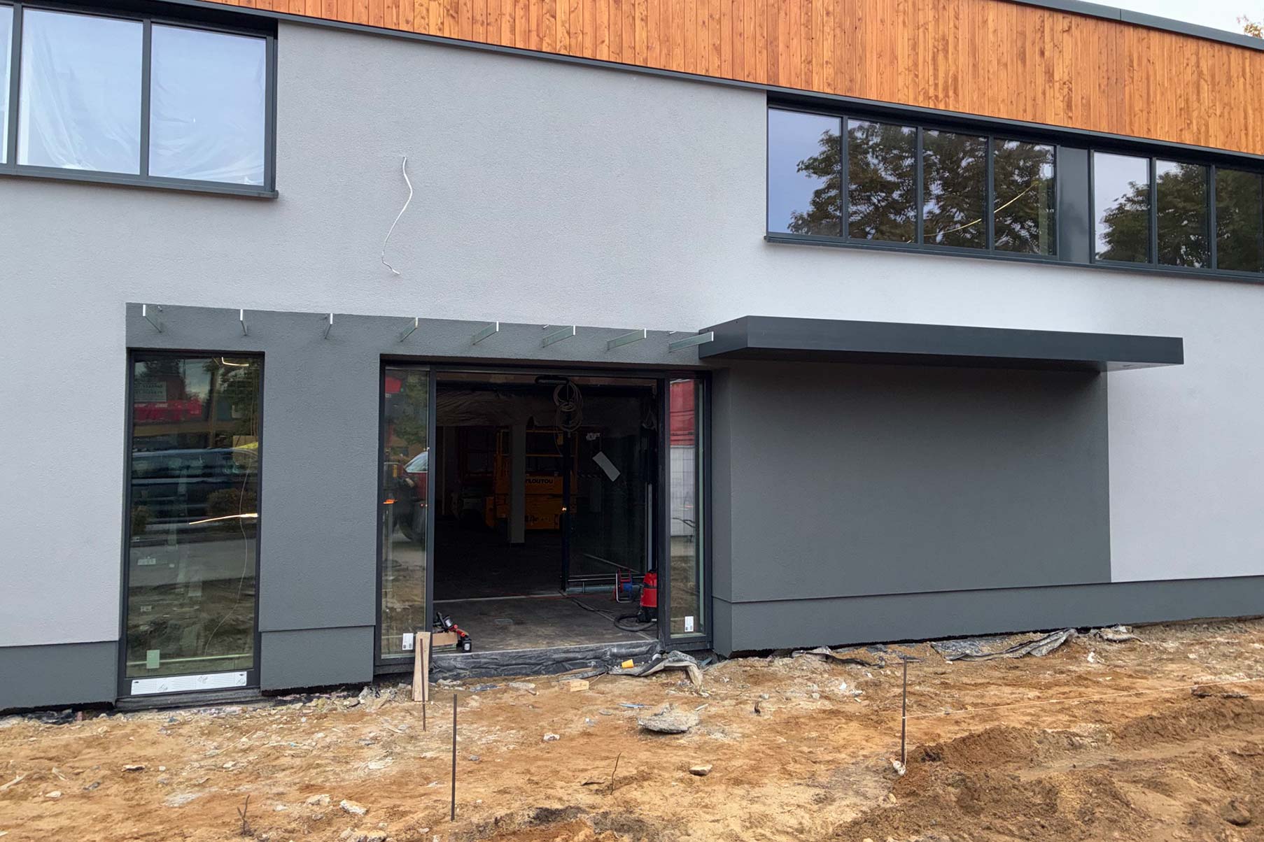 Montage-von-Vordächern-auf-Tragwerk-als-Überdachung-vor-Ladenlokal