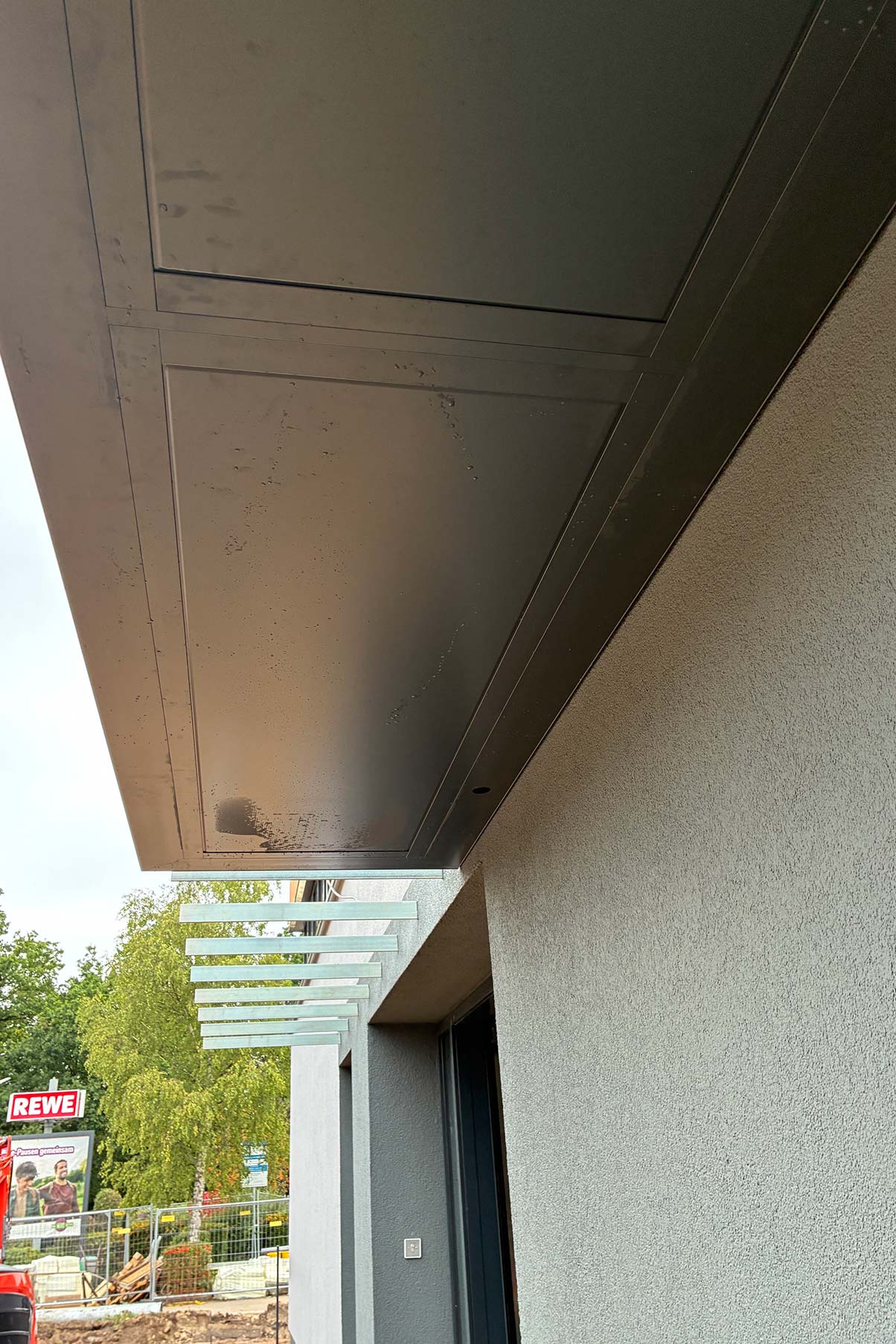 Montage-von-Vordächern-auf-Tragwerk