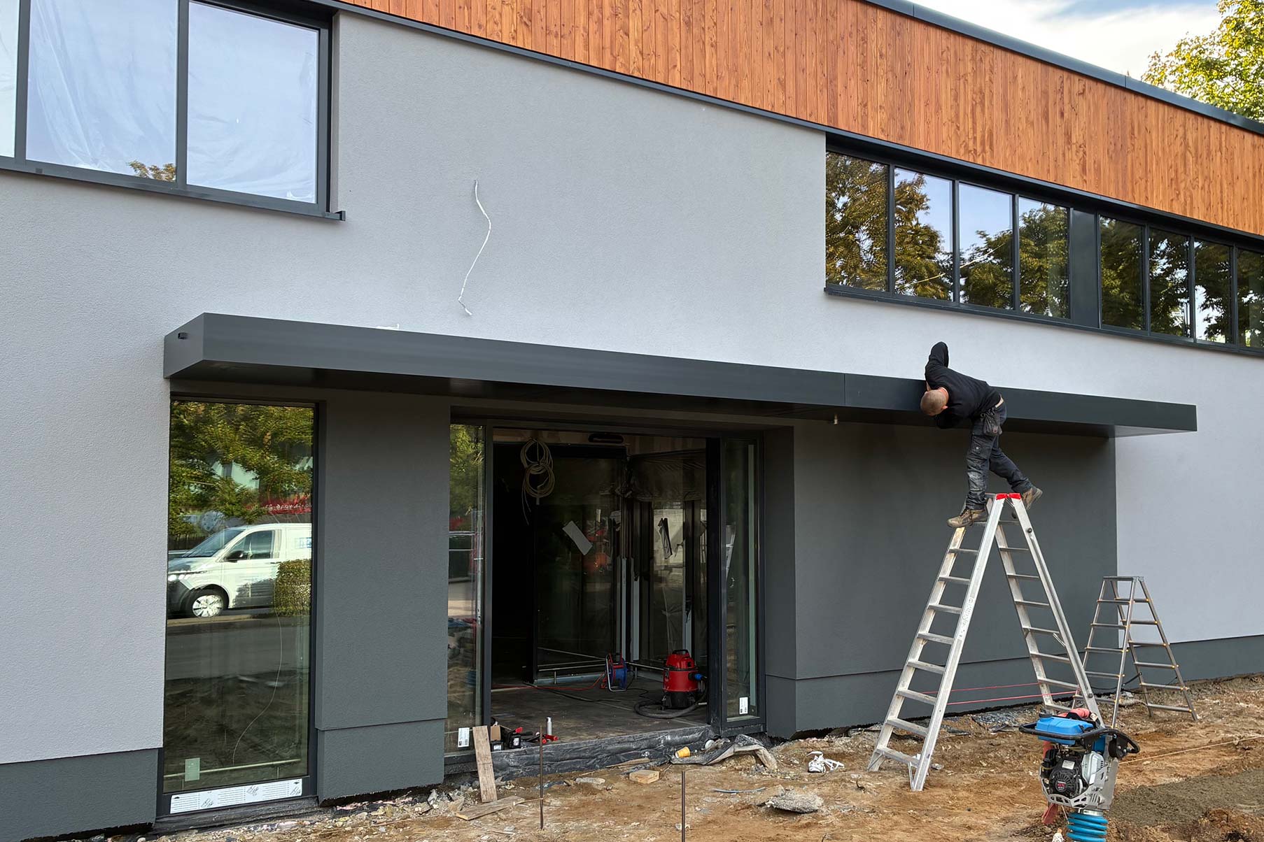 Montage-von-sehr-breiten-Vordächern-auf-Tragwerk